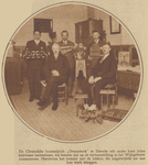 873959 Groepsportret van leden van de Christelijke Houtsnijclub Oranjekerk, met hun werkstukken tijdens een ...
